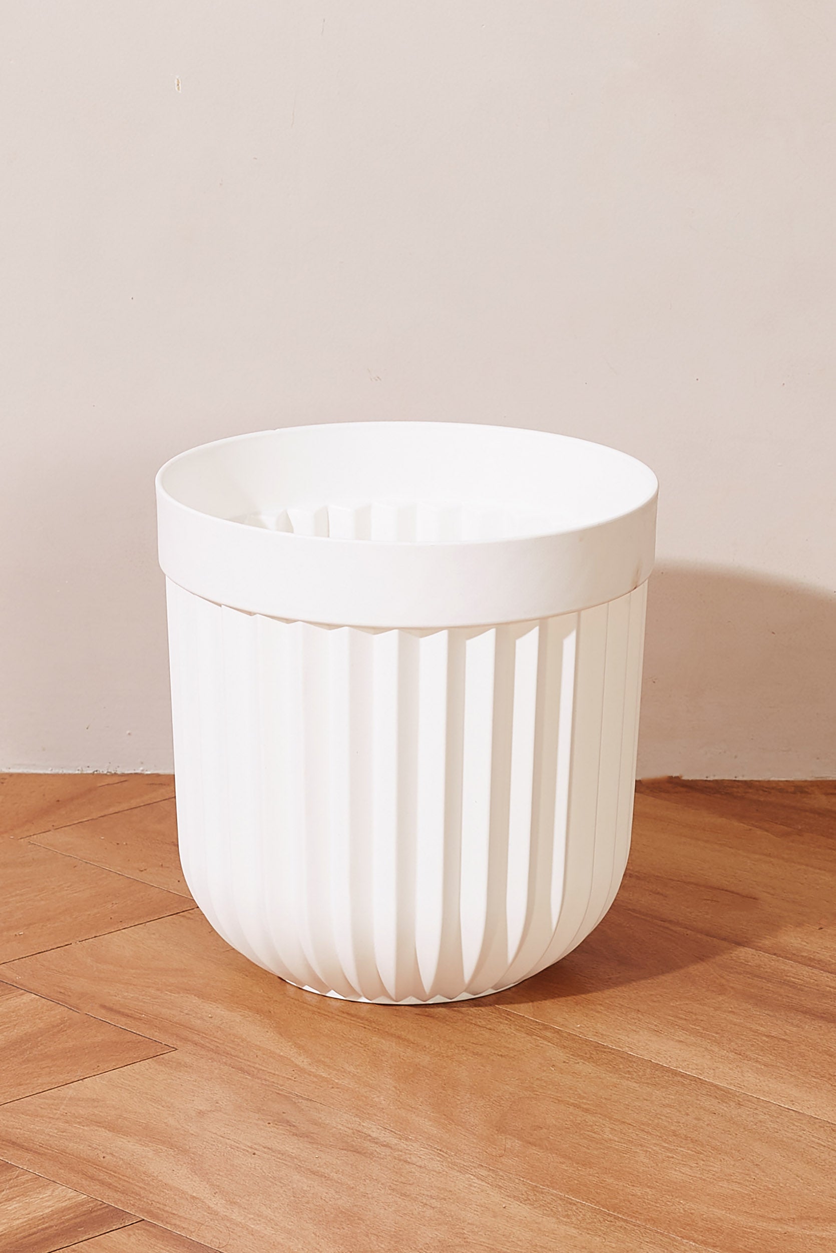 Ruffle Planter Medium - White