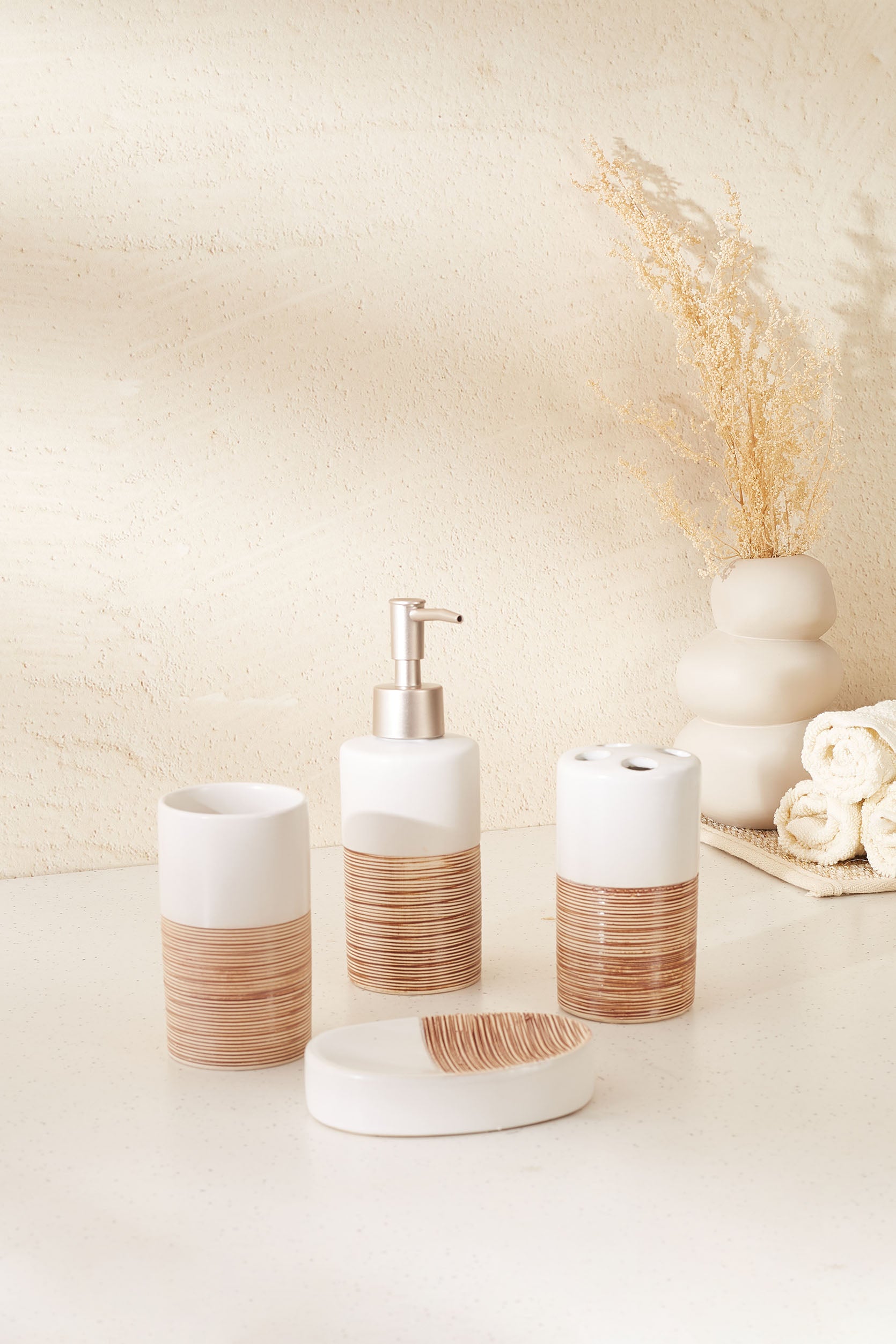 Knurl Bathroom Set - White