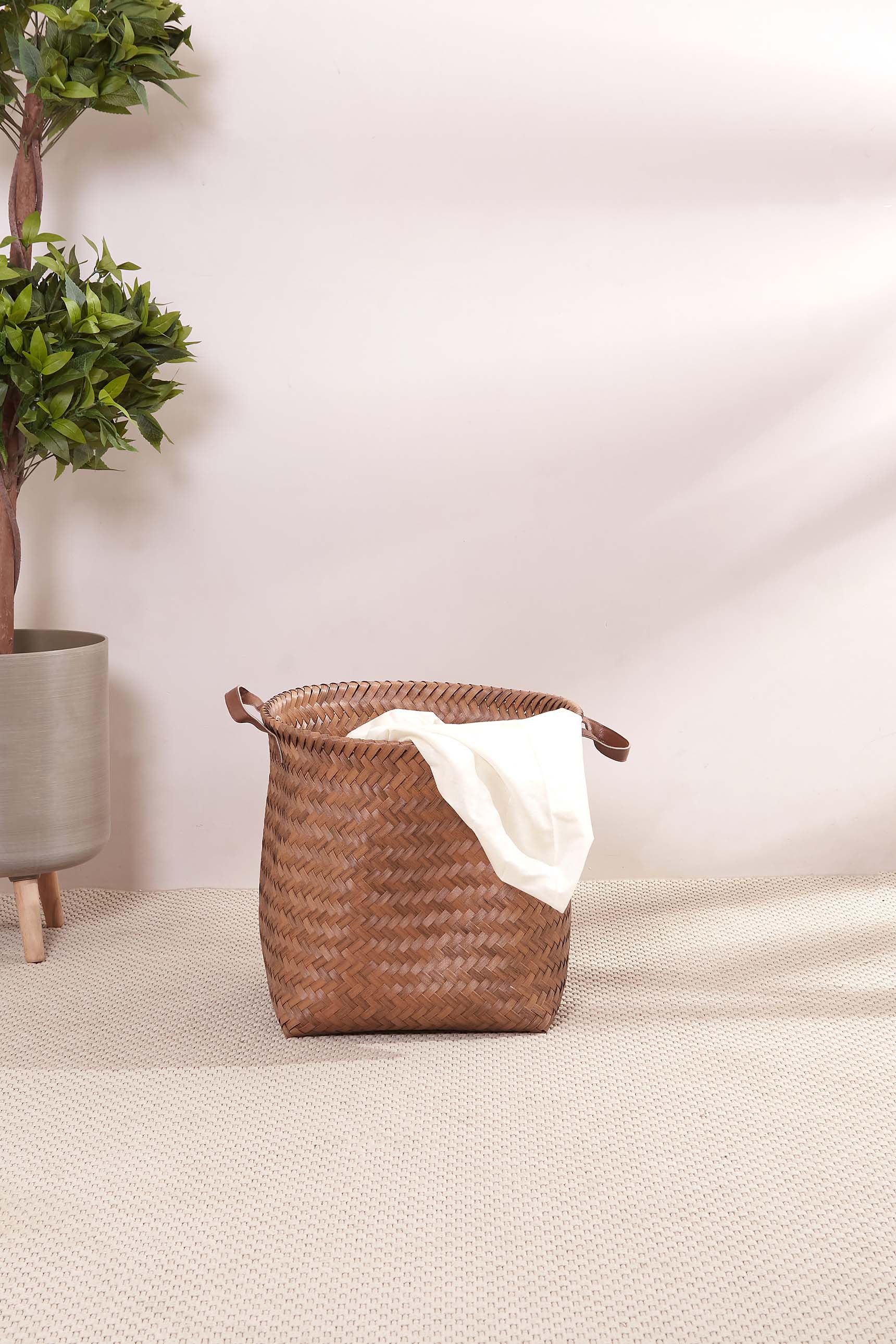 Alder Brown Basket With Handle