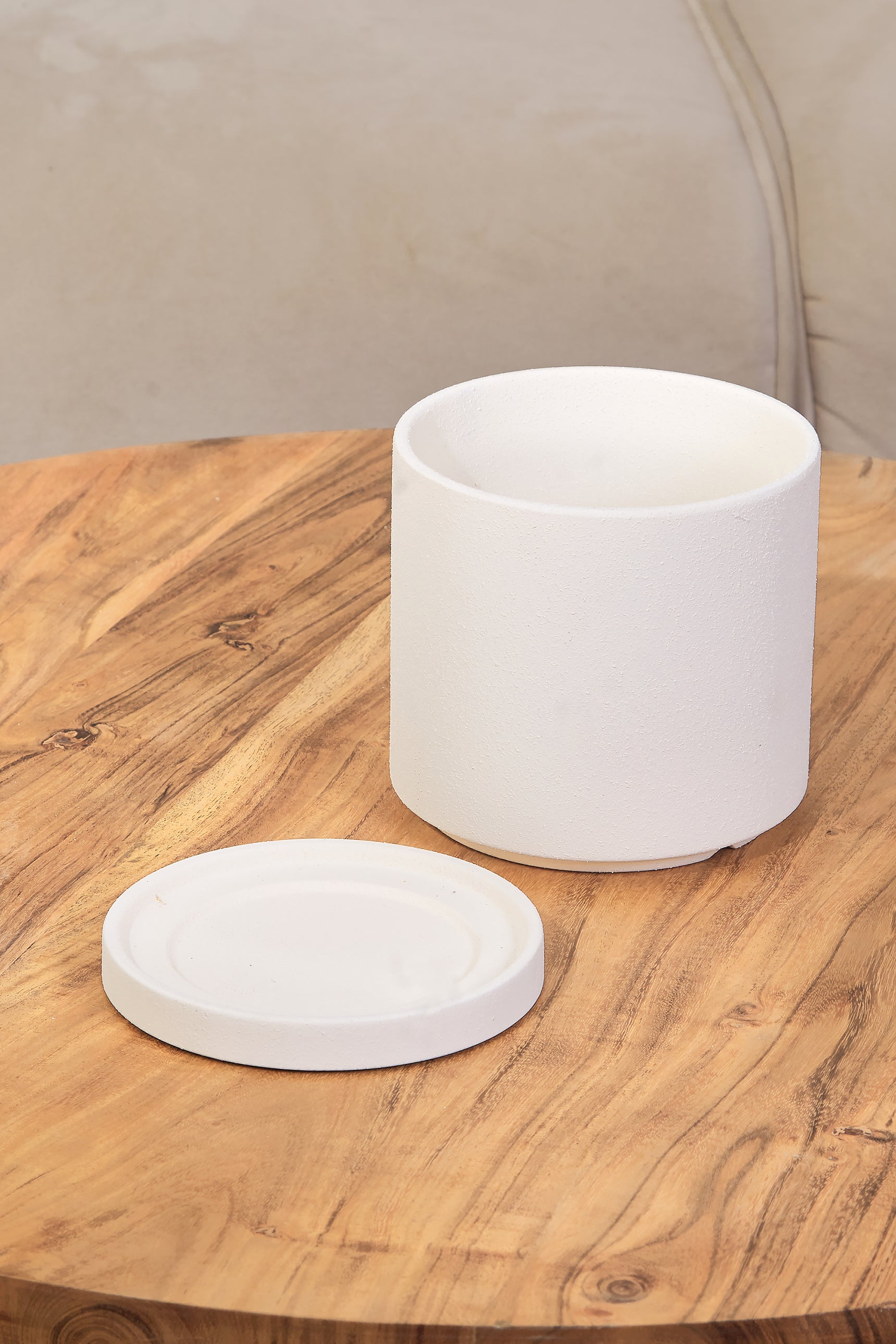 Mulu Textured Ivory Pot With Plate - Small