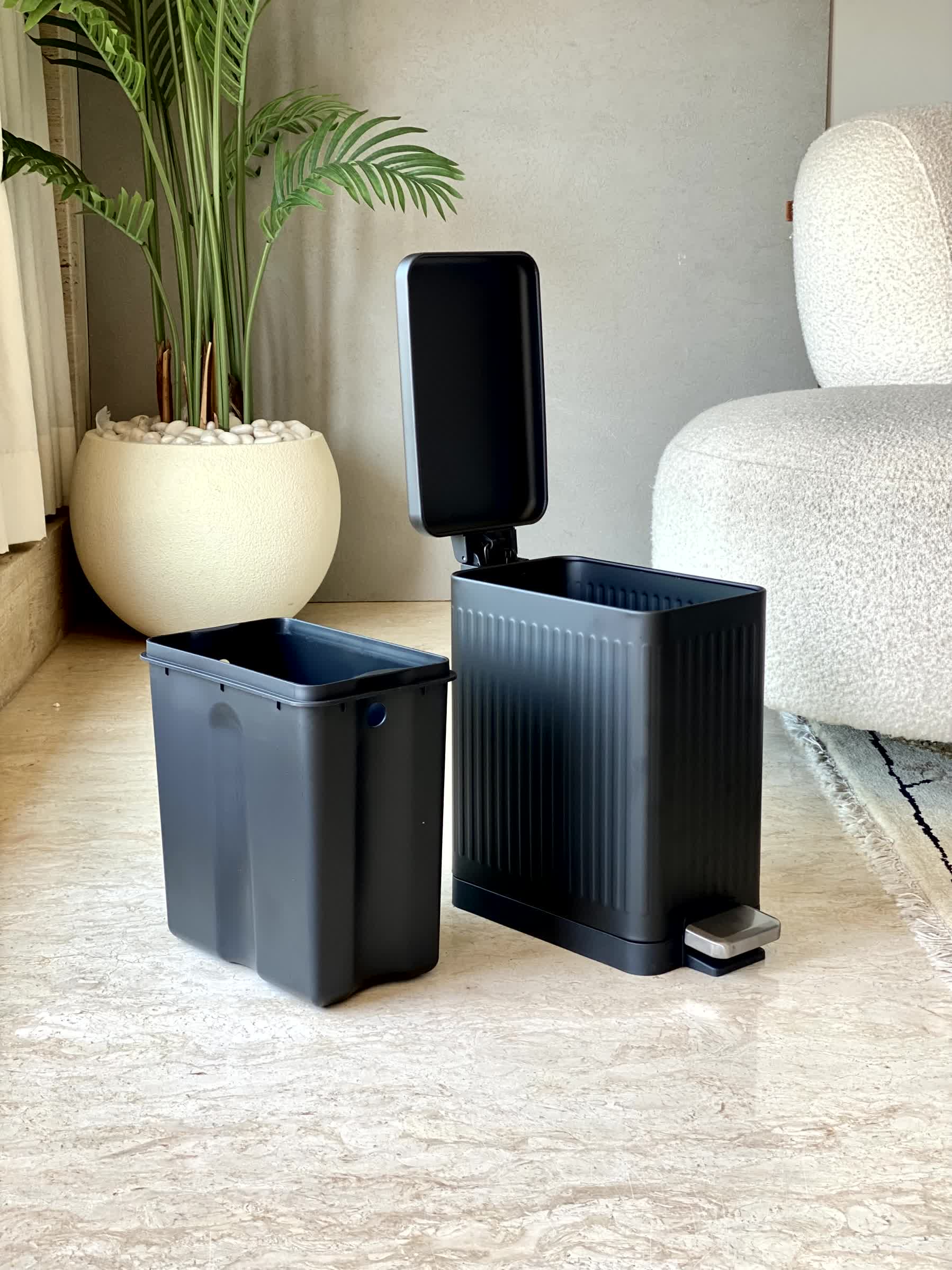 Verve Metallic Dustbin - Black (10L)