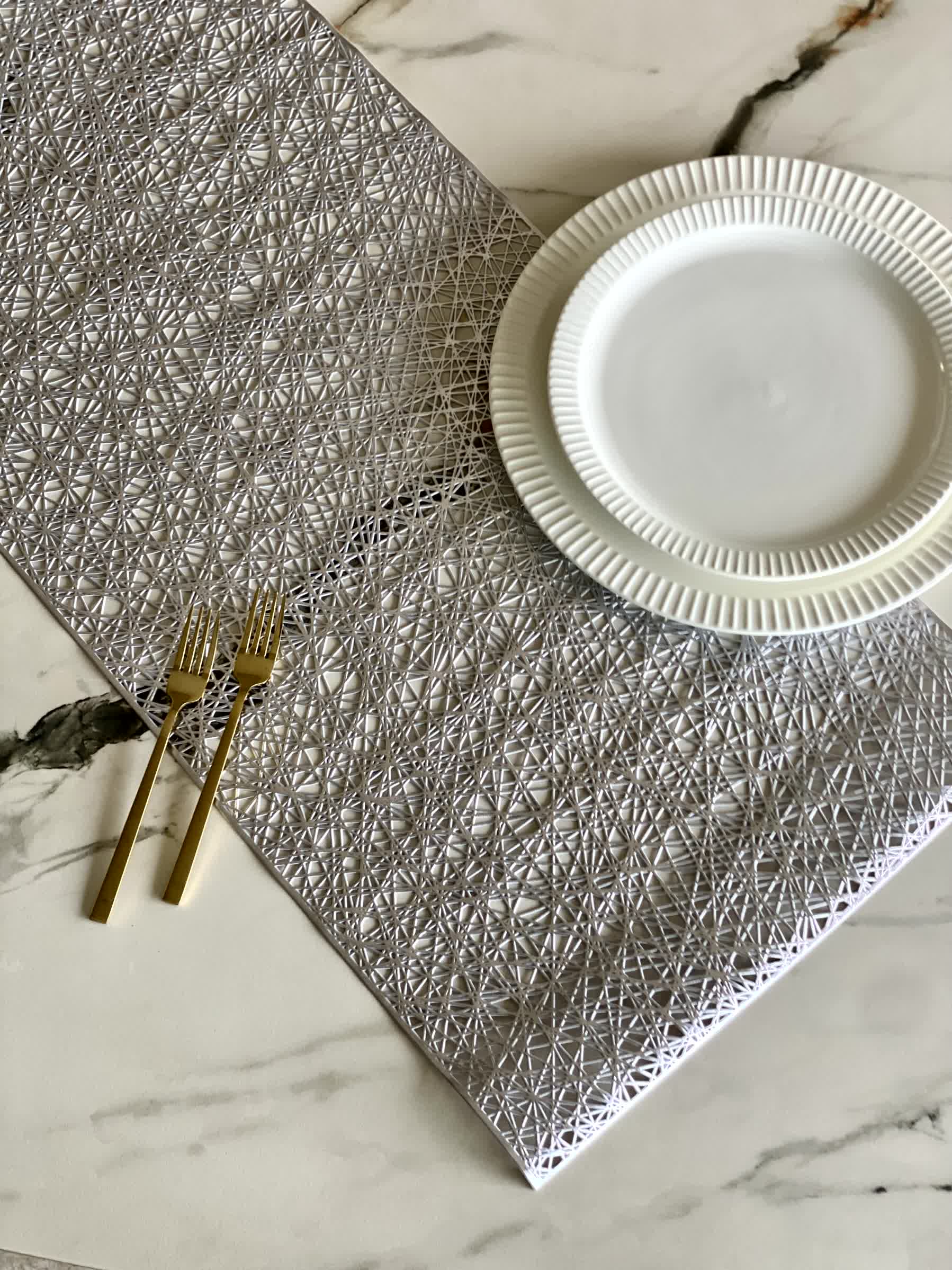 Metallic Table Runner (Silver)