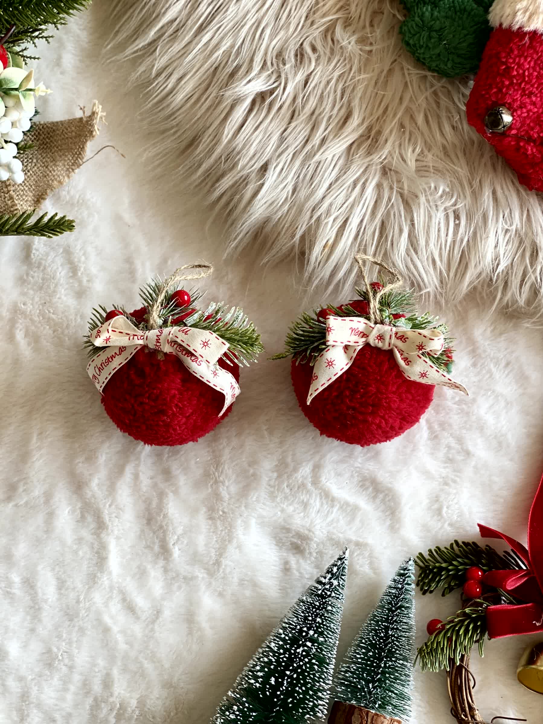 Christmas Classic Red Hanging - Set of 2