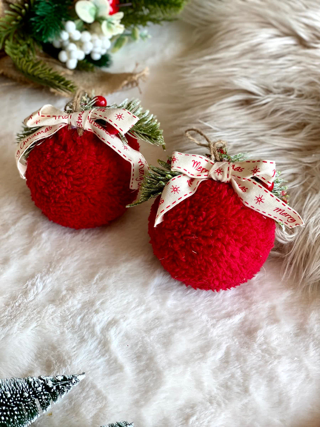 Christmas Classic Red Hanging - Set of 2