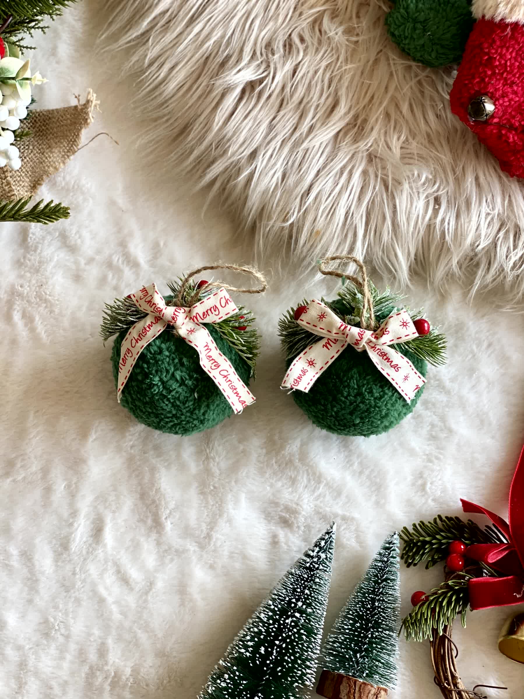 Christmas Classic Green Hanging - Set of 2