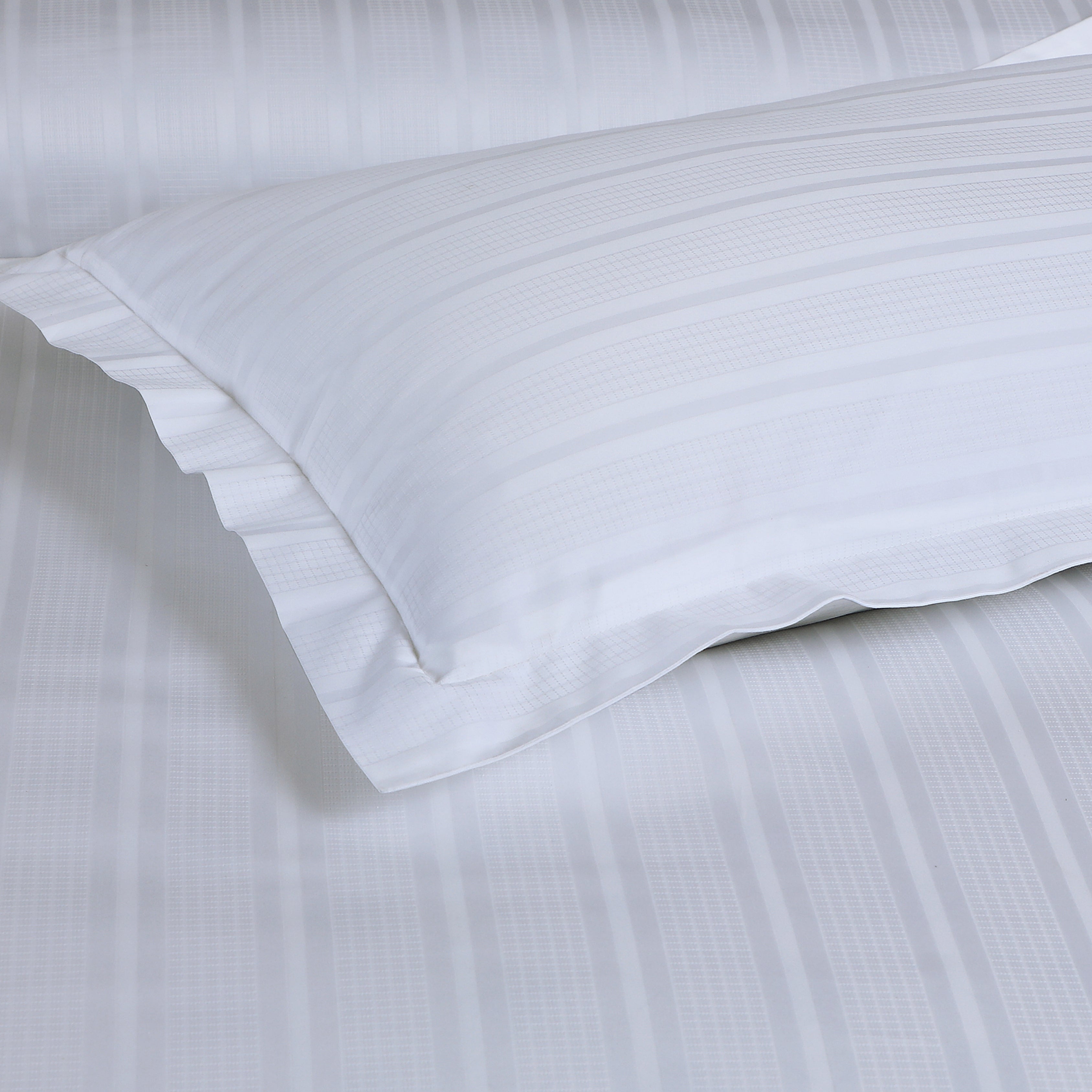 Jacquard Duvet Cover Set with King Size Bedsheet and 4 Pillow Covers-White