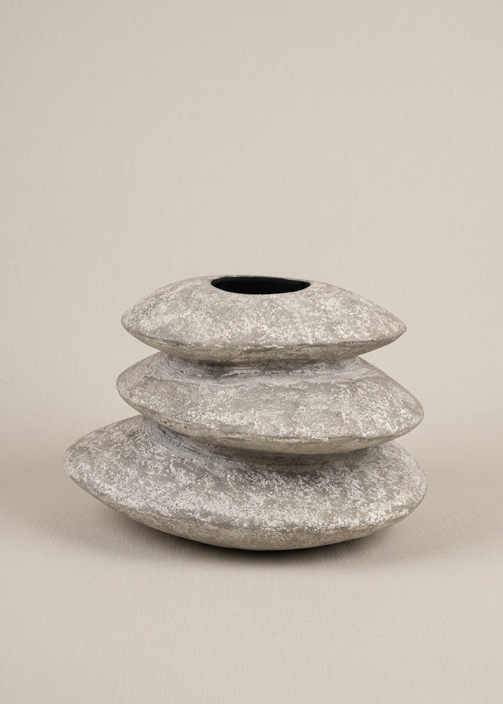 Veranda Pebble Planter - Rustic Ivory