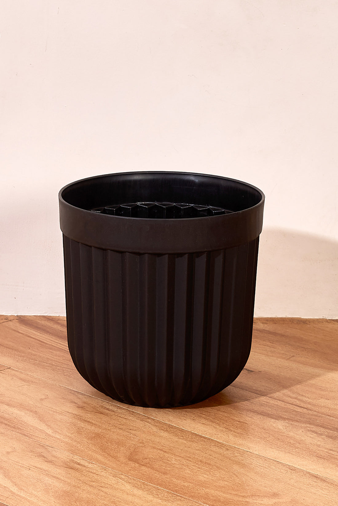 Ruffle Planter Medium - Black