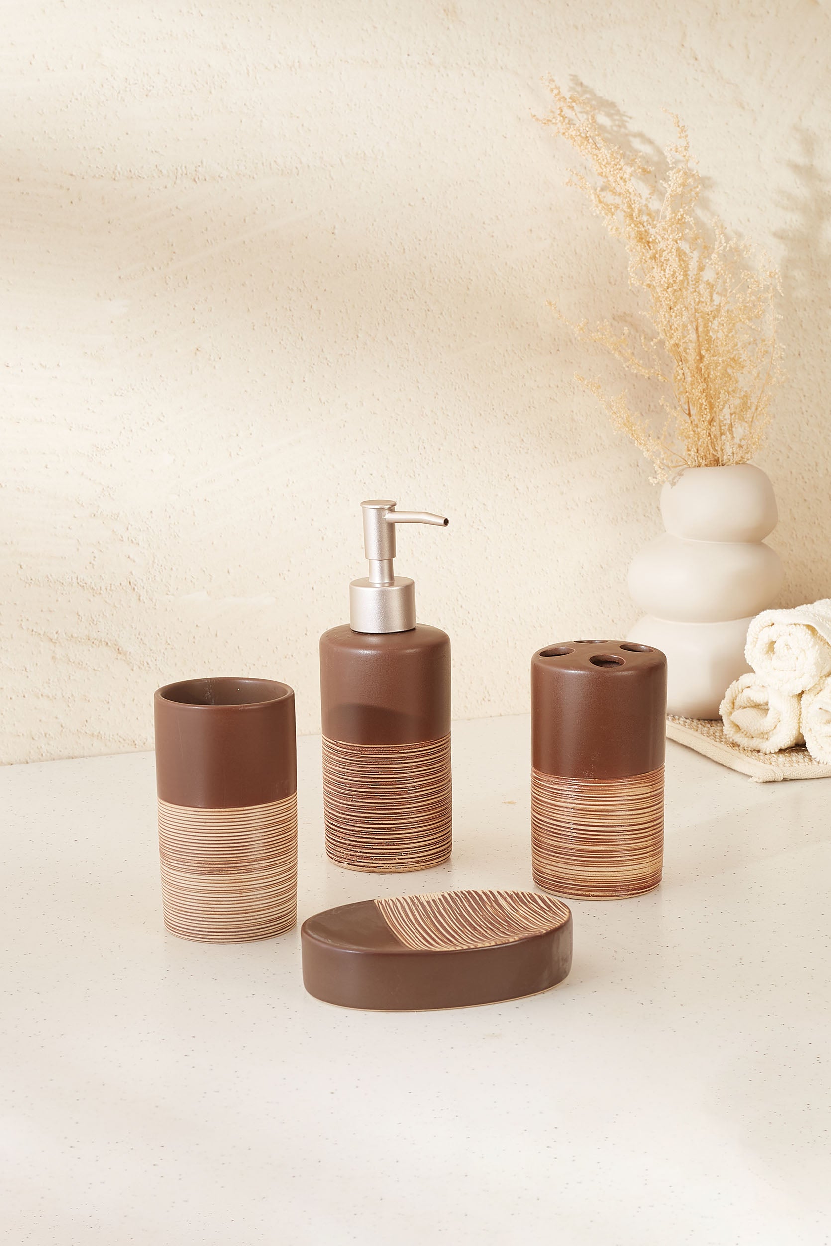 Knurl Bathroom Set - Brown