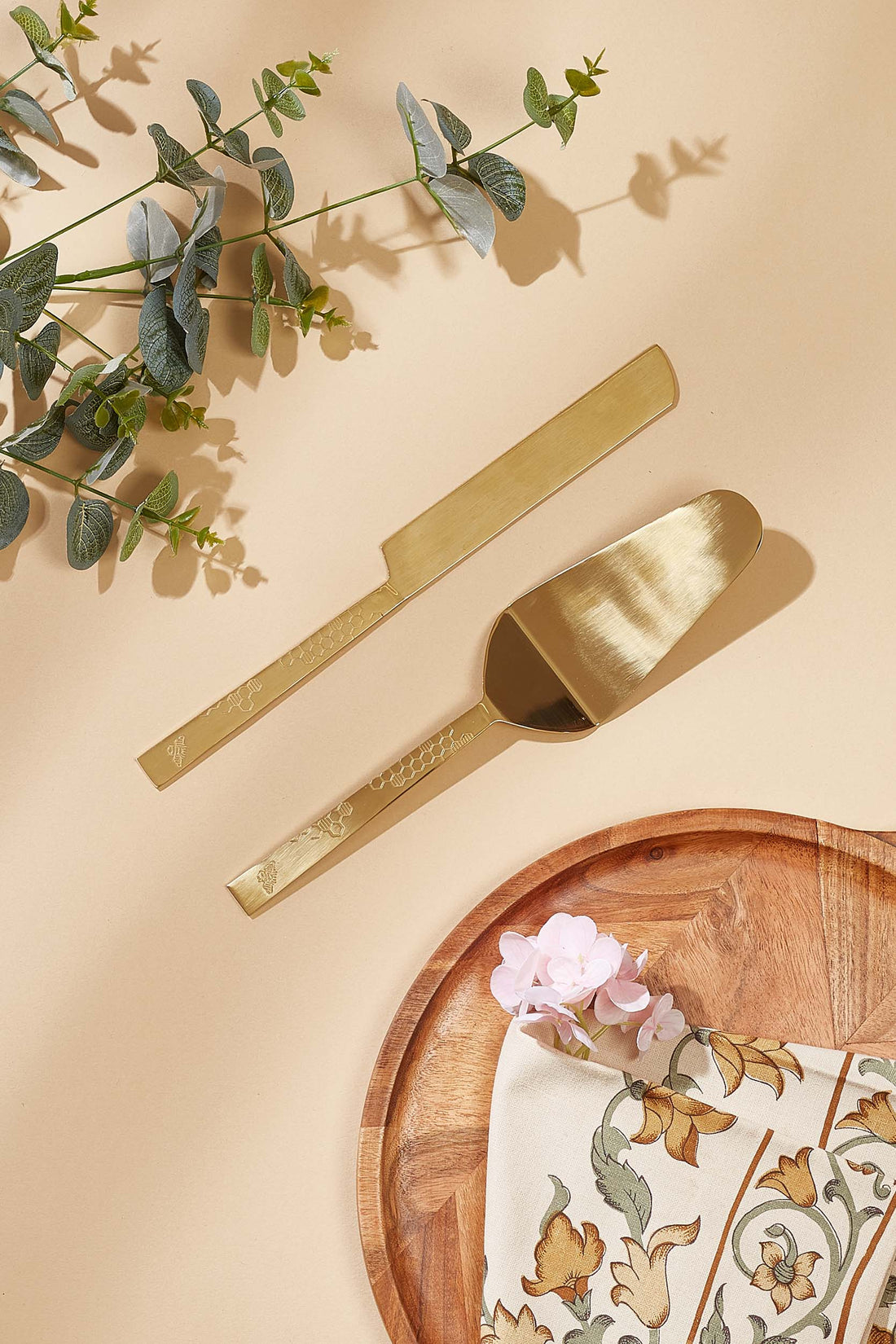 Honeycomb &amp; Bee Cake Knife Server