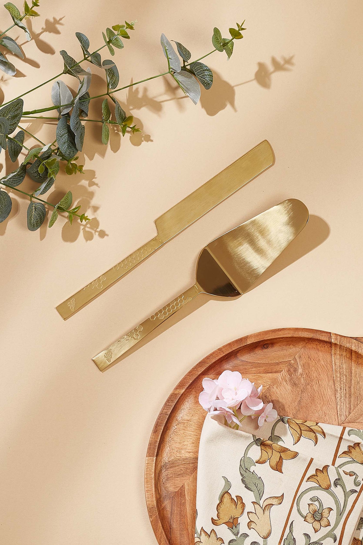 Honeycomb &amp; Bee Cake Knife Server