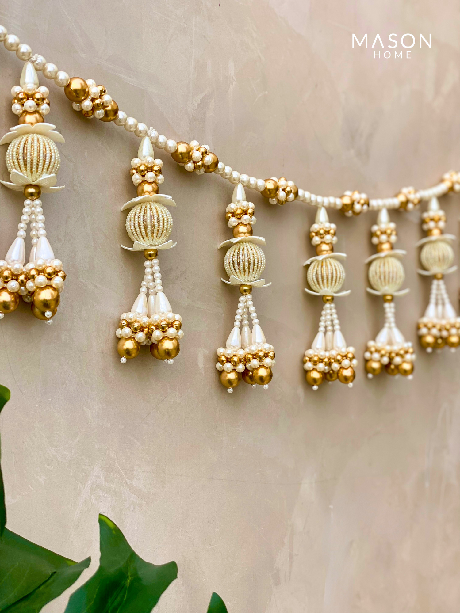 Festive Classic White &amp; Gold Toran