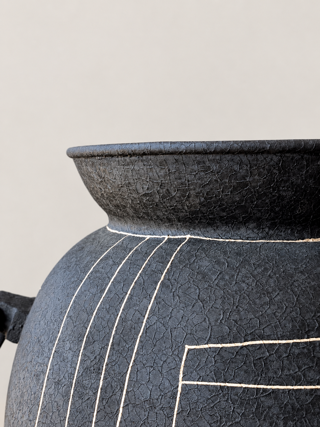 Dune Obsidian Urna Planter