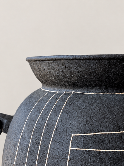 Dune Obsidian Urna Planter