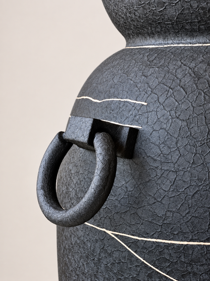 Dune Obsidian Urna Planter