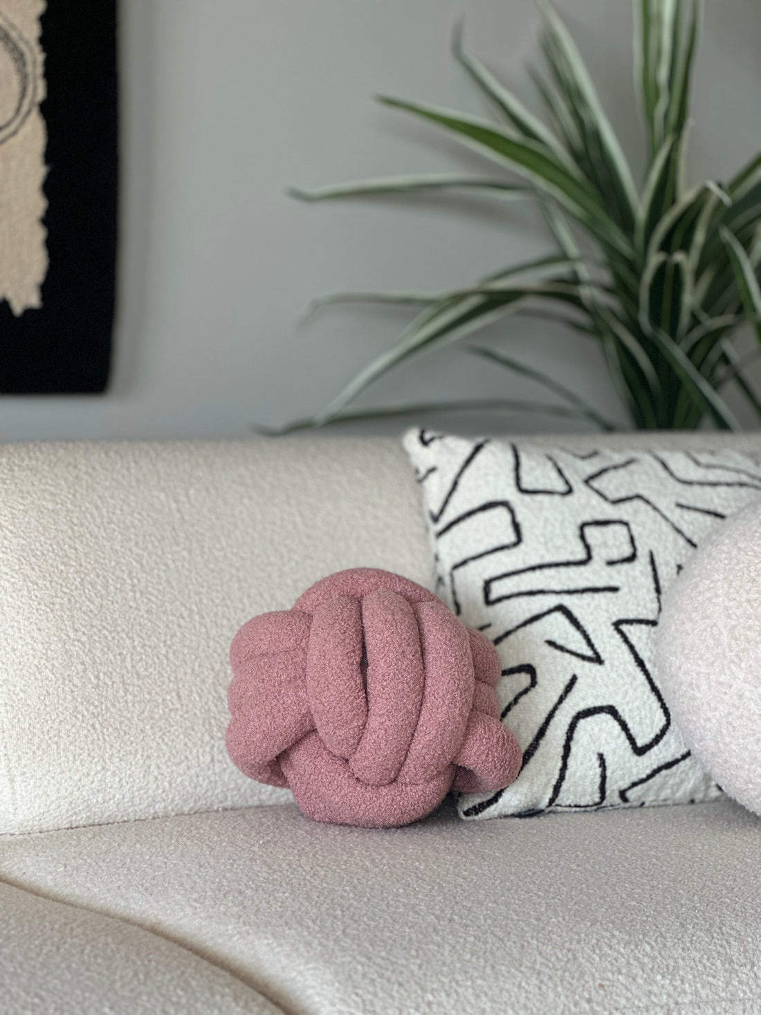Bouclé Knotted Pillow - Pink