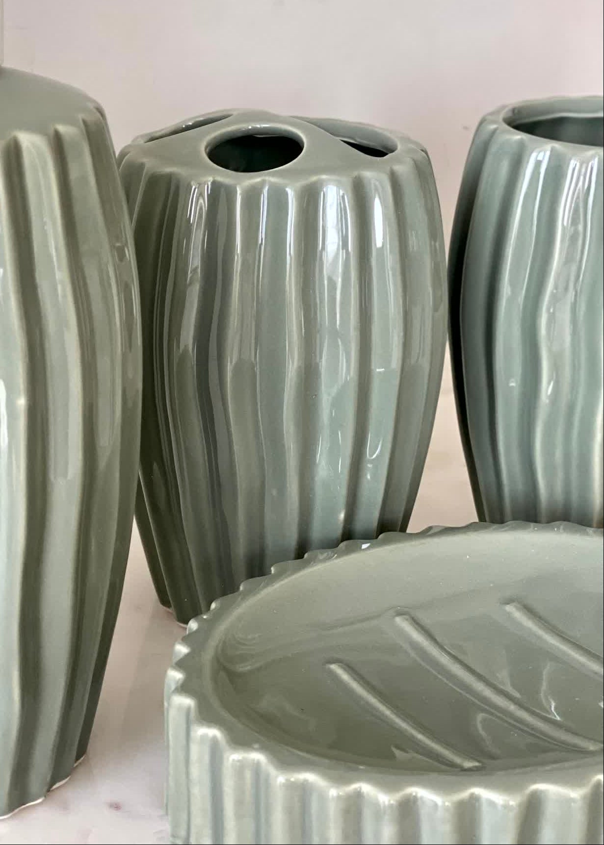 Ribbed Ceramic Bathroom Set - Sage Green