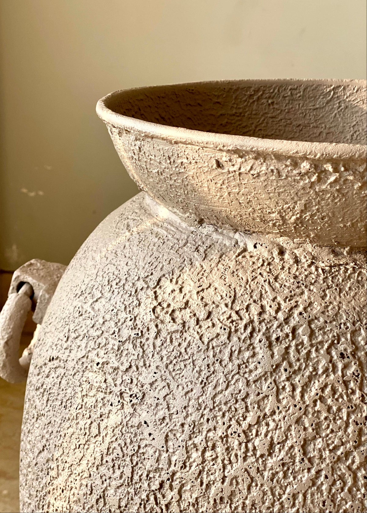 Claystone Urna Planter