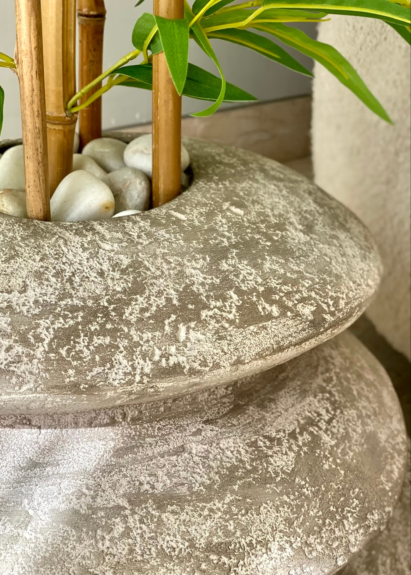 Veranda Pebble Planter - Rustic Ivory