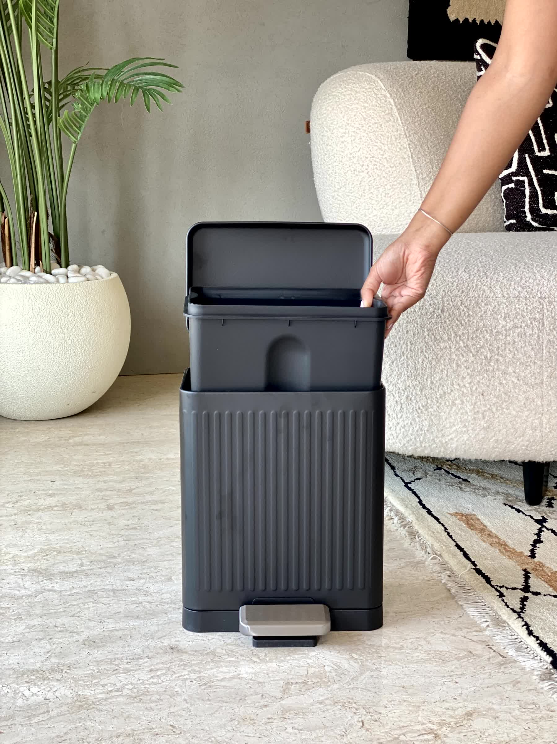 Kairo Metallic Dustbin -Black (10L)