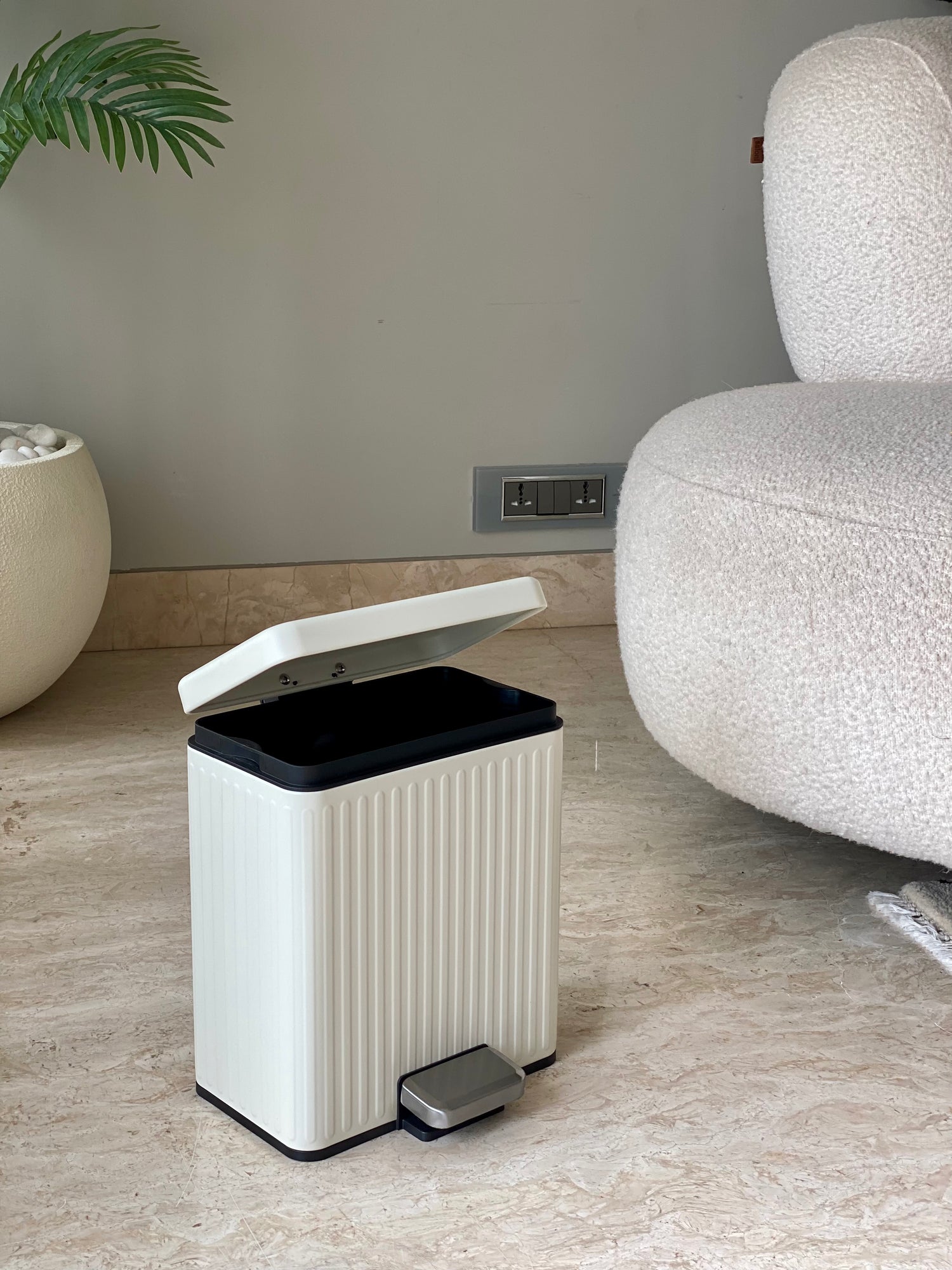 Kairo Metallic Dustbin - White (6L)