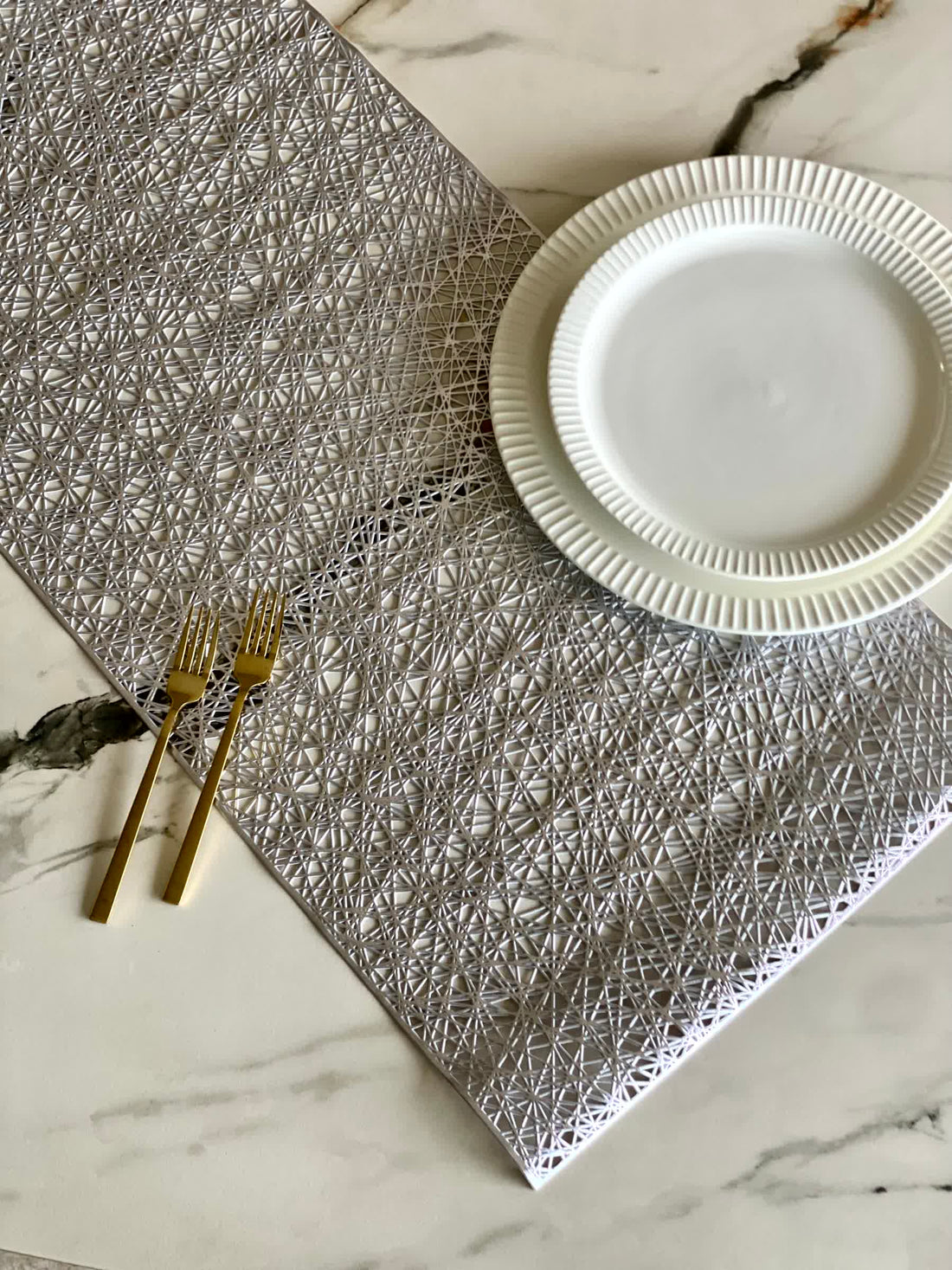 Metallic Table Runner (Silver)