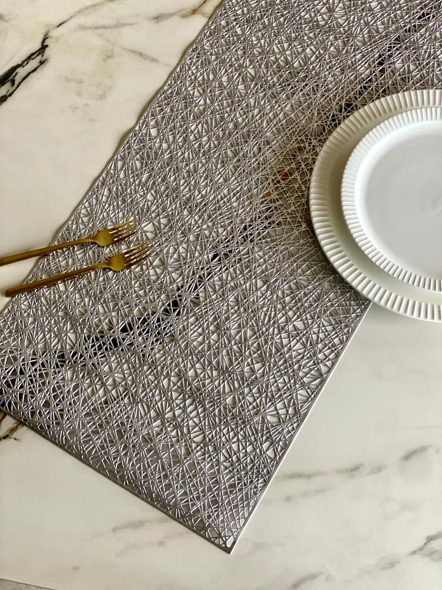 Metallic Table Runner (Silver)