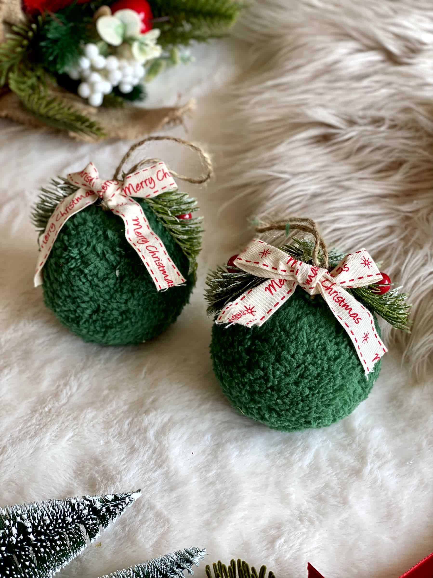 Christmas Classic Green Hanging - Set of 2