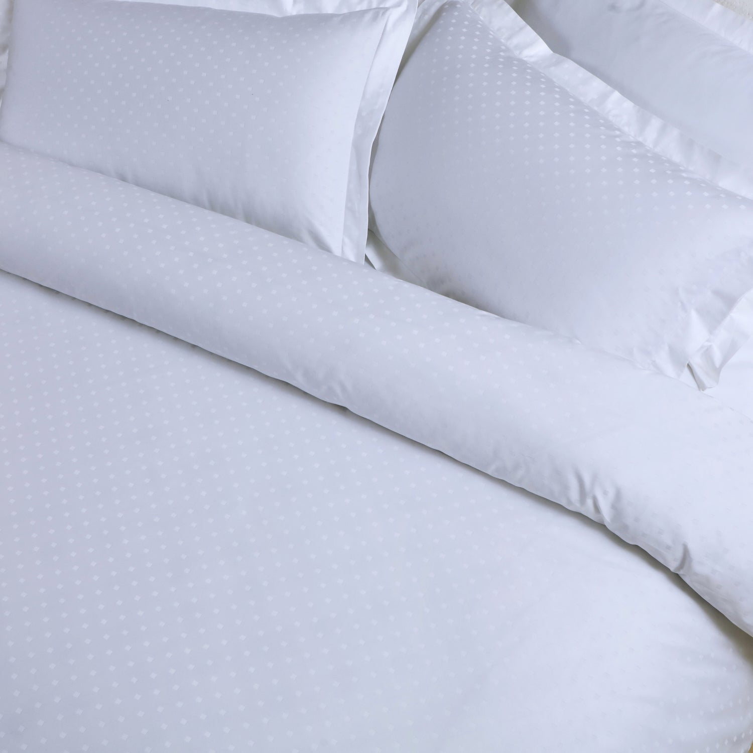 Jacquard Duvet Cover Set with King Size Bedsheet and 4 Pillow Covers-White