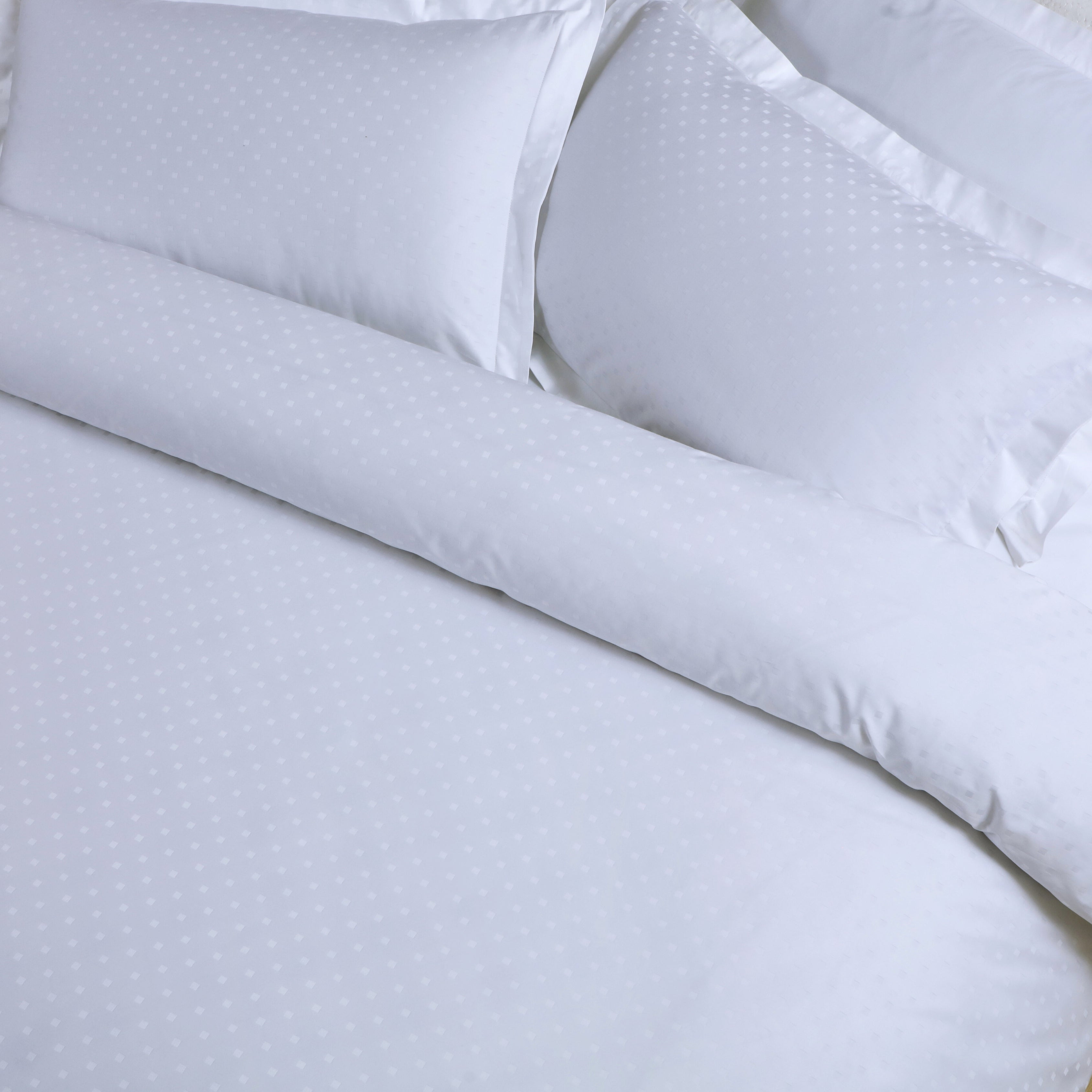 Jacquard Duvet Cover Set with King Size Bedsheet and 4 Pillow Covers-White
