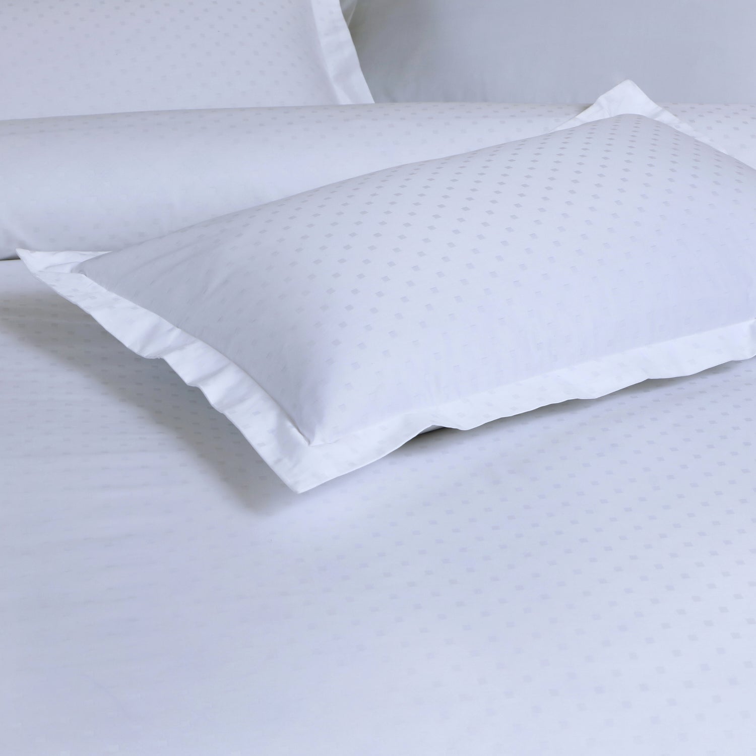 Jacquard Duvet Cover Set with King Size Bedsheet and 4 Pillow Covers-White