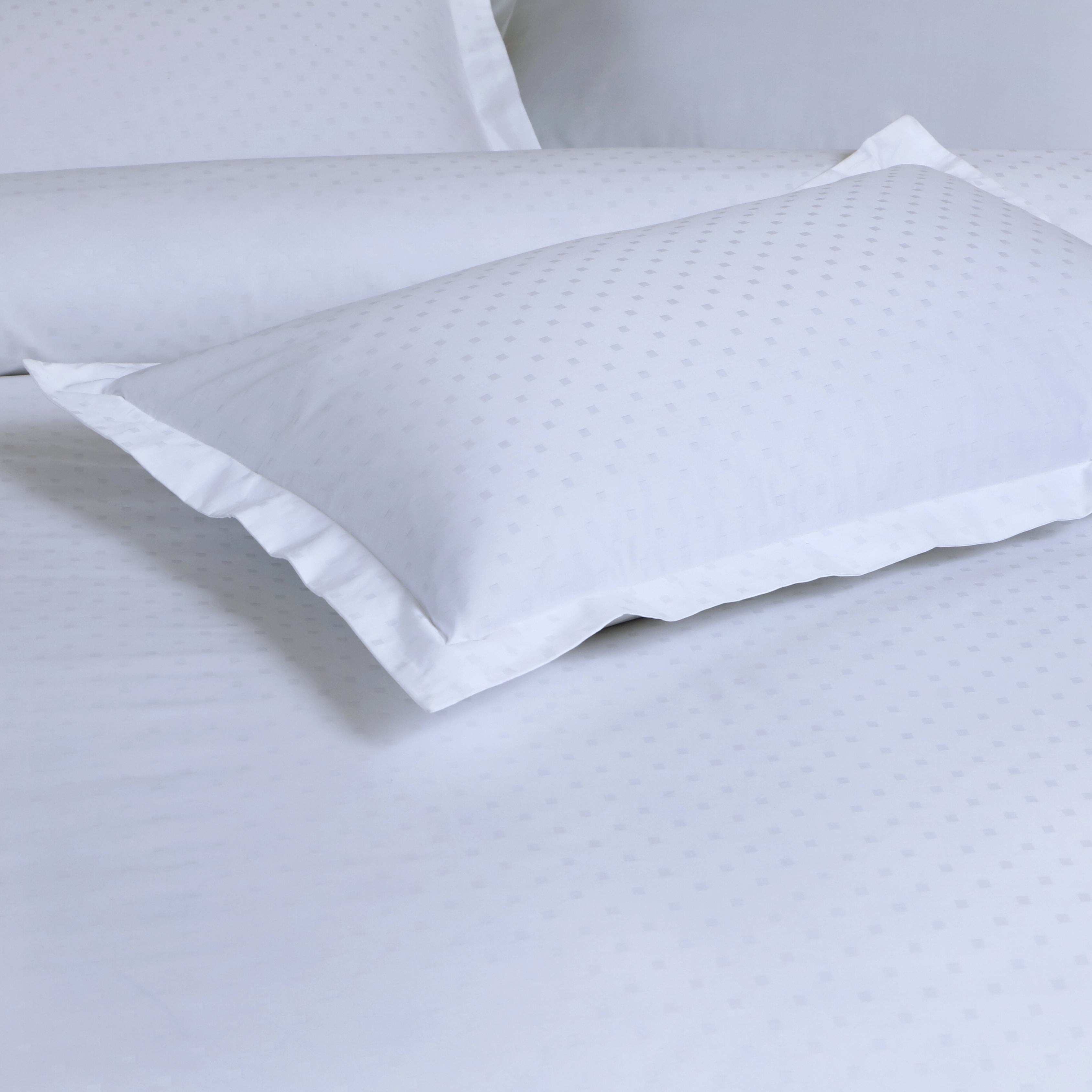 Jacquard Duvet Cover Set with King Size Bedsheet and 4 Pillow Covers-White
