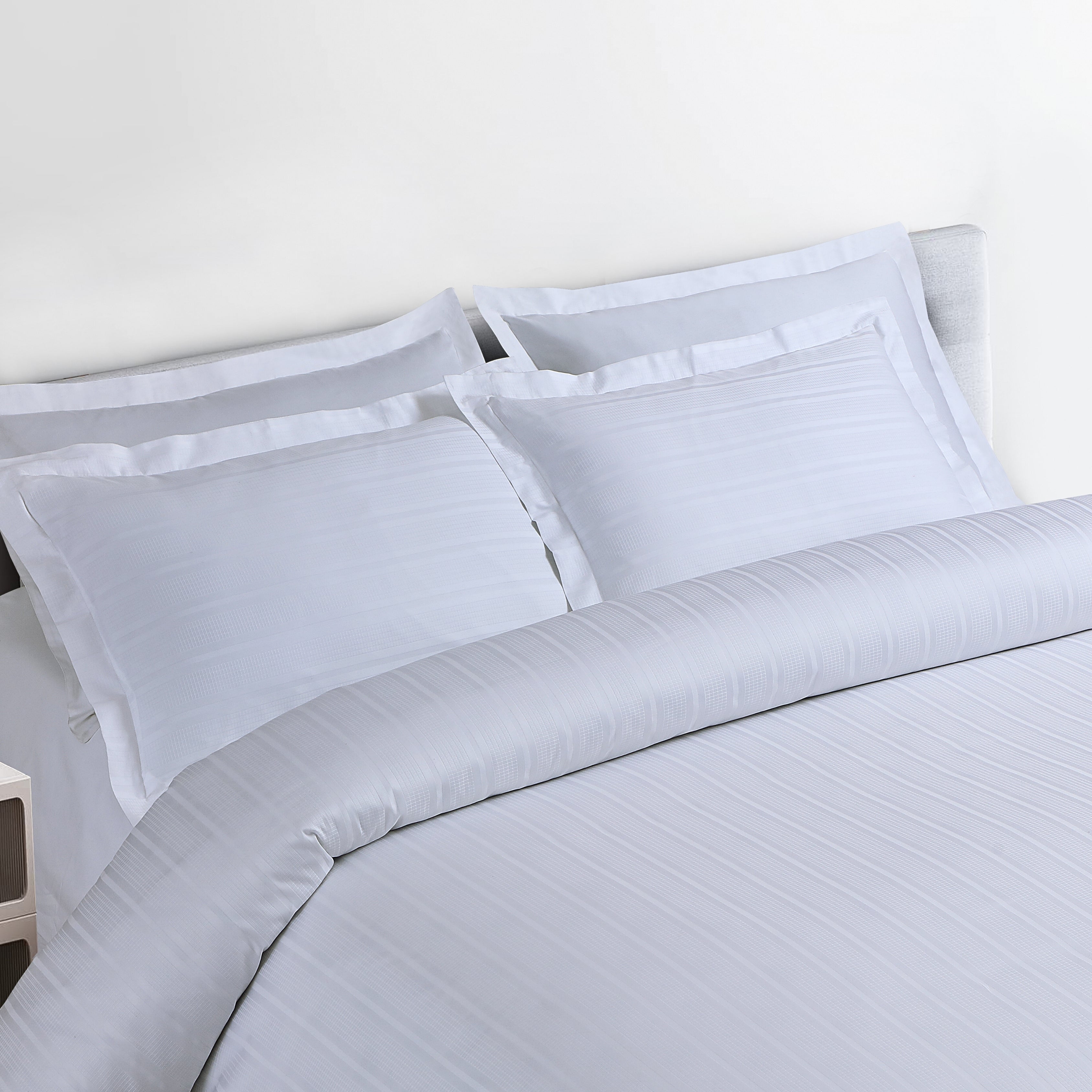 Jacquard Duvet Cover Set with King Size Bedsheet and 4 Pillow Covers-White