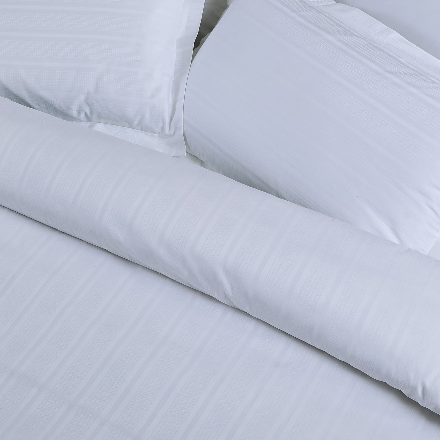 Jacquard Duvet Cover Set with King Size Bedsheet and 4 Pillow Covers-White