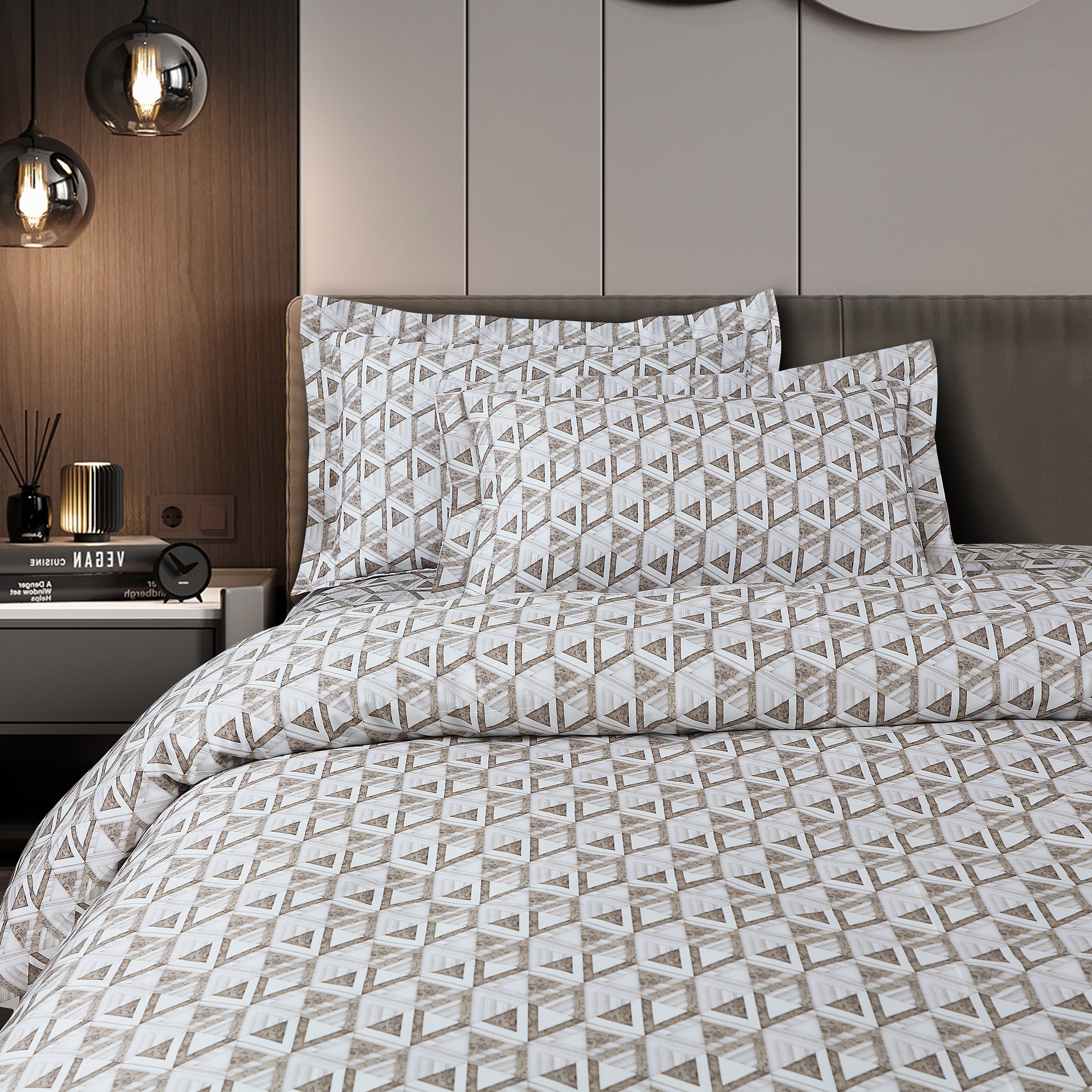 Caèn Collection White &amp; Beige Bedsheet